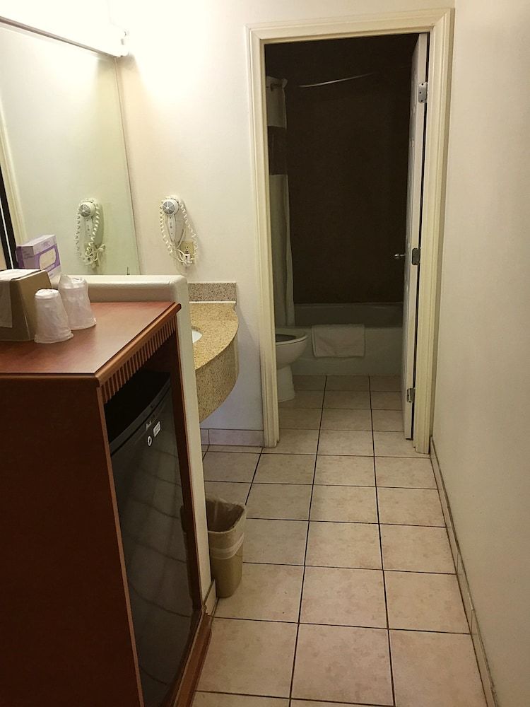 Colony Inn Standard Room, 2 Queen Beds, Smoking 3