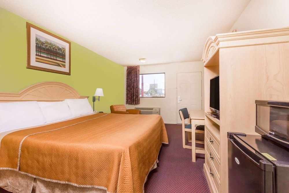 Standard Room, 1 King Bed, Smoking, Refrigerator & Microwave