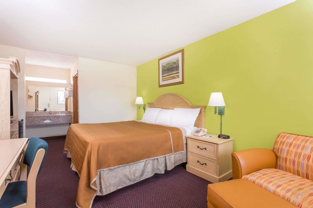 Standard Room, 1 King Bed, Smoking, Refrigerator & Microwave