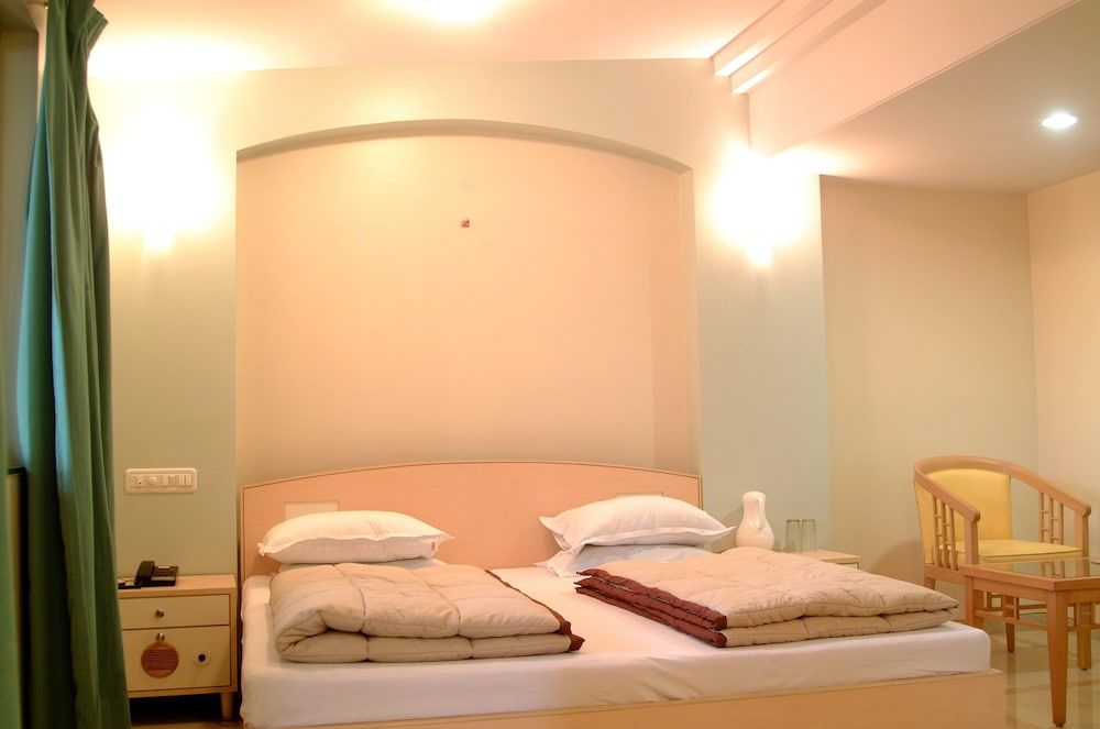 Premium Room, 1 Queen Bed, Smoking, Pool View