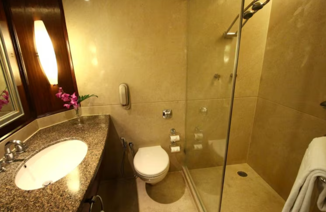 Vivanta Bengaluru, Residency Road Deluxe City View With Double Bed 3