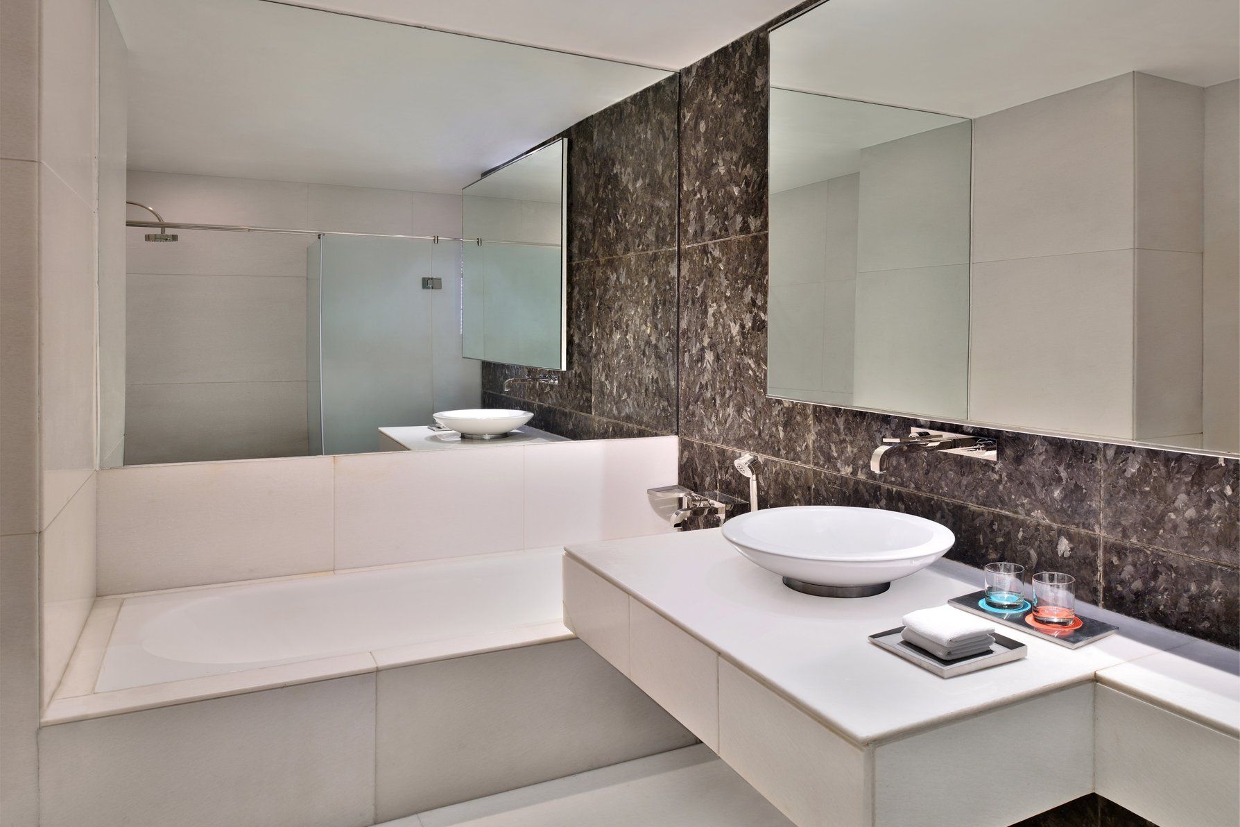 Suite Bathroom – Shower/Tub