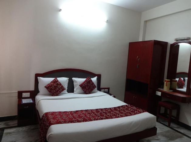 Hotel Sri Sabthagiri Deluxe AC Room 