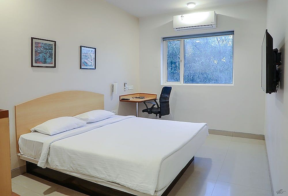 ROOM, QUEEN BED