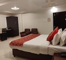 Chandra Inn Deluxe Double or Twin Room 4