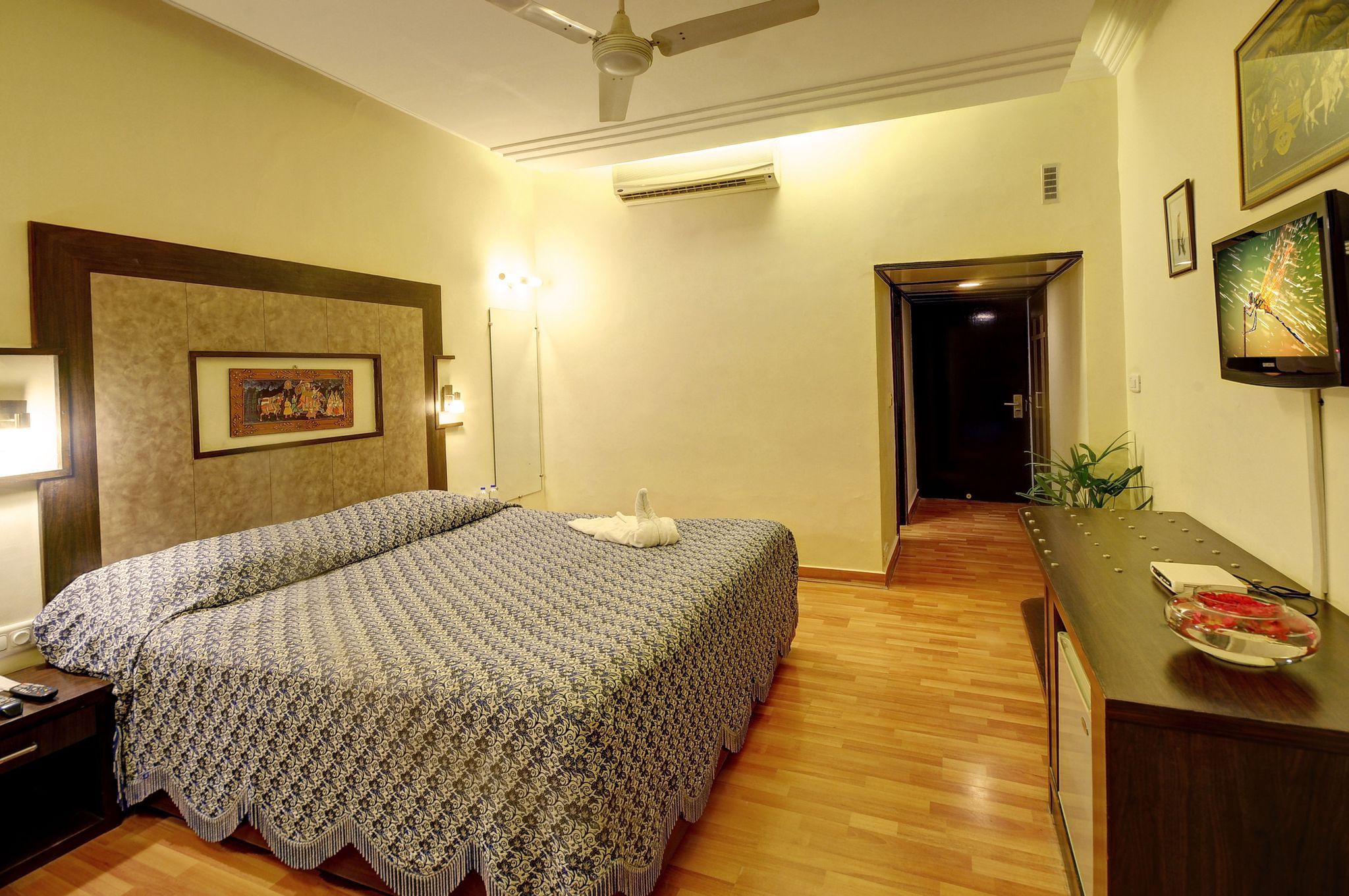 Shree Ram International Deluxe Room 4