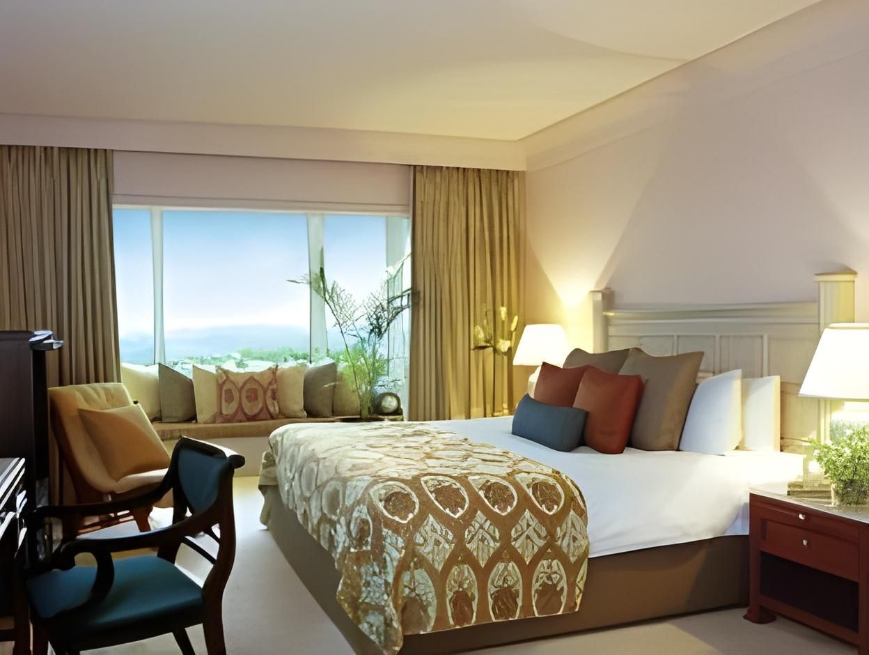 Luxury Suite with one way airport transfer and club lounge access