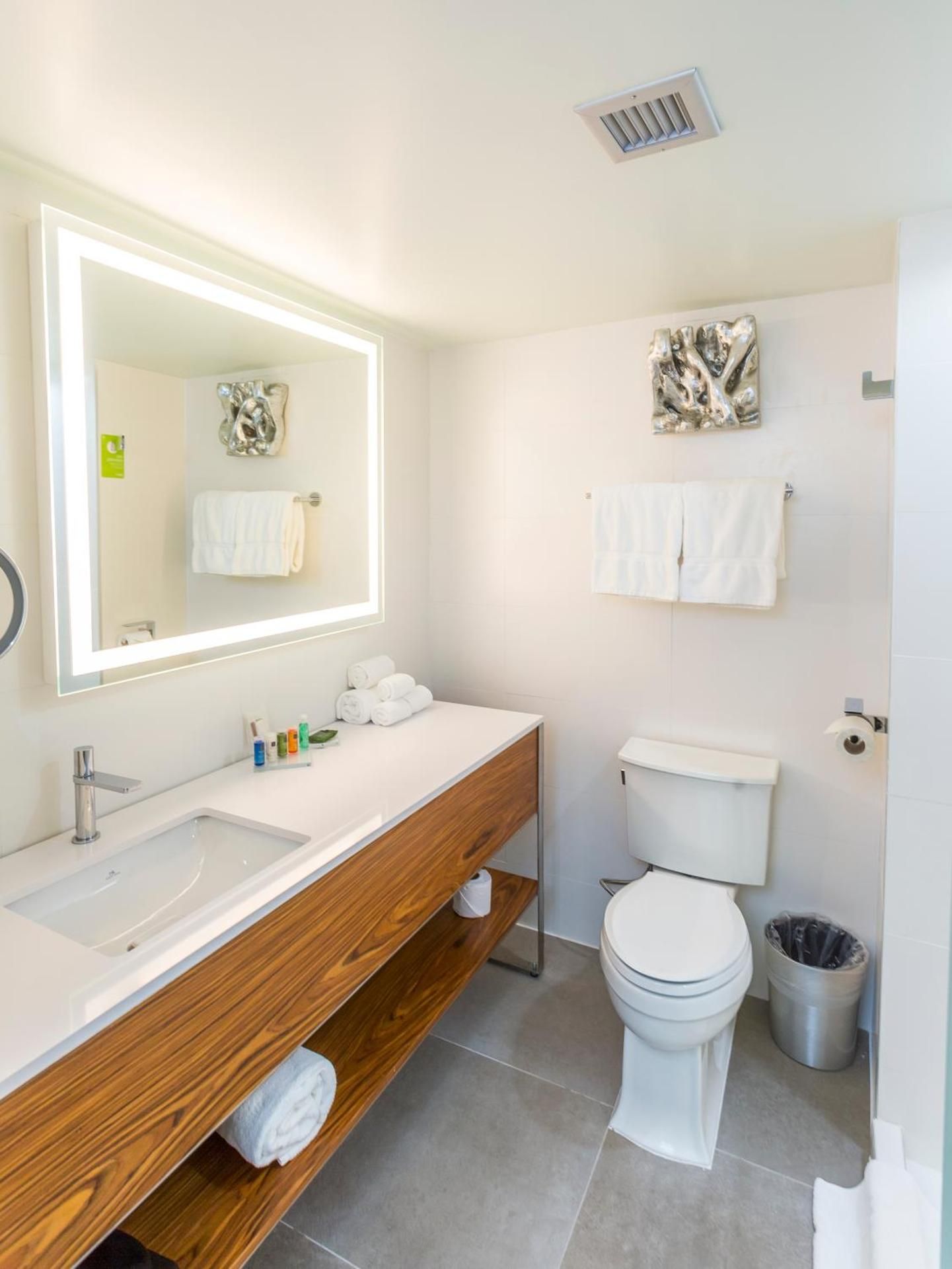 1 King Bed, Corner Suite, Non smoking