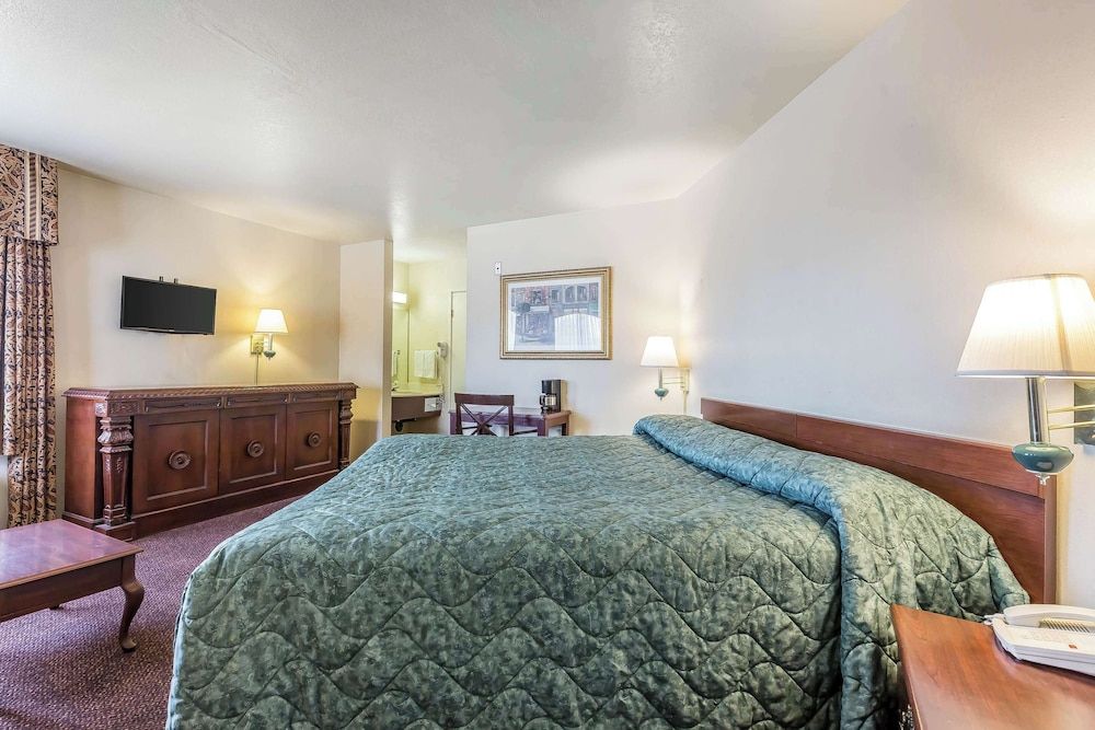 Rodeway Inn Magic Mountain Area