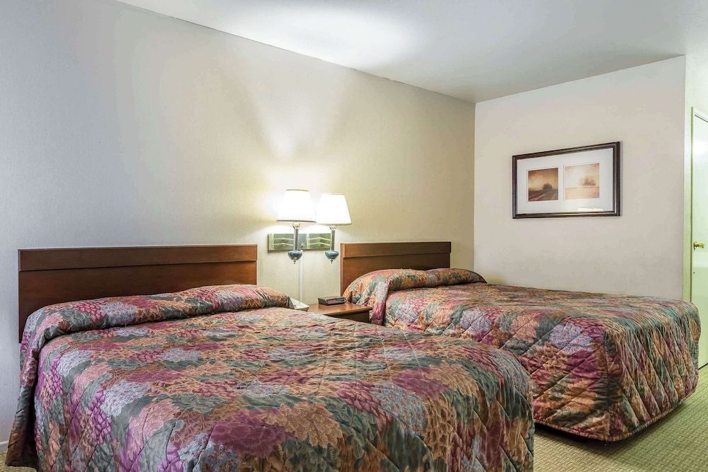 Rodeway Inn Magic Mountain Area