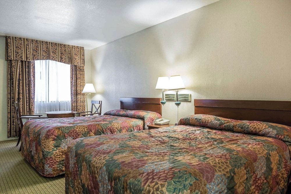 Room - 2 Double, Poolside