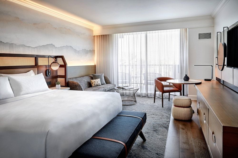 Room, 1 King Bed, Balcony (Mobility/Hearing Access, Roll-in Shwr)