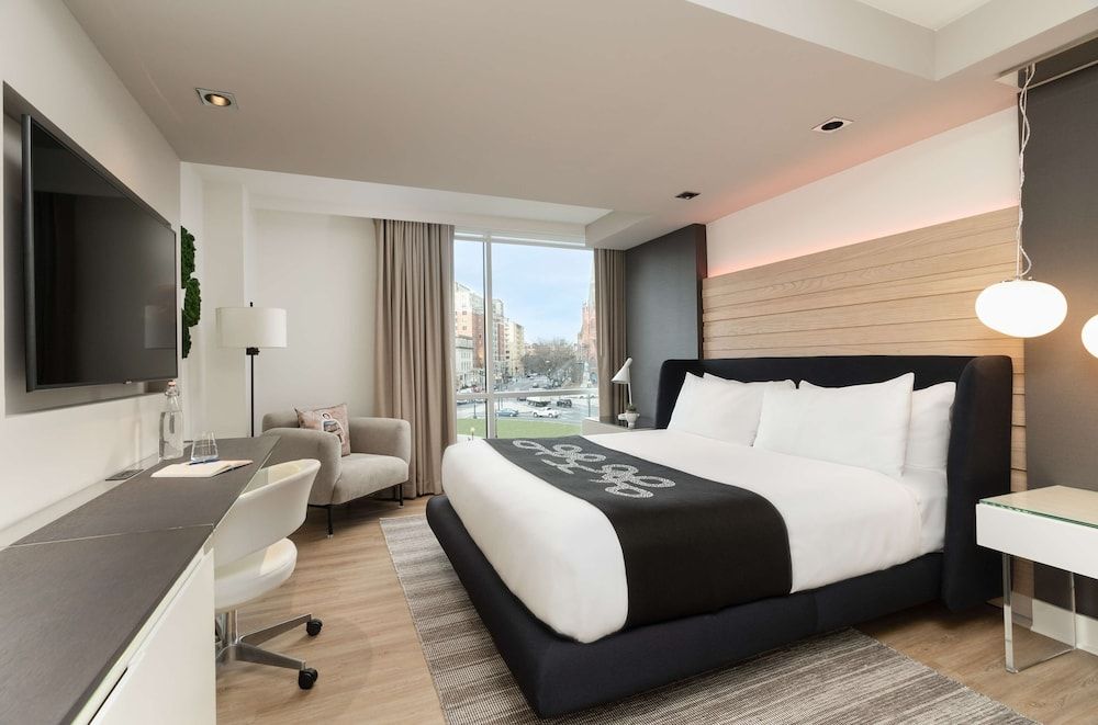 Room, 1 King Bed (Zena Circle View)