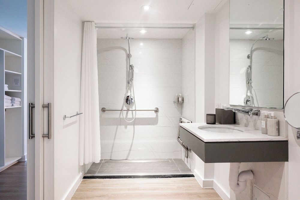 Hotel Zena Washington DC Room, 1 Queen Bed, Roll-in Shower (Mobility/Hearing Accessible) 5