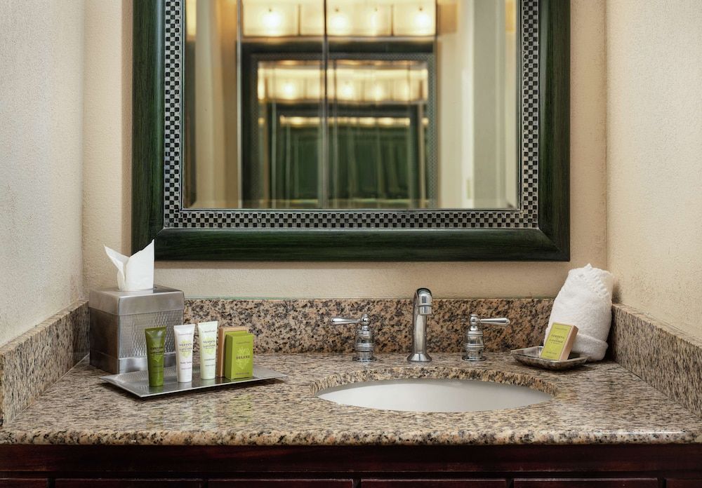 Hilton Orlando Lake Buena Vista - Disney Springs® Area Room, 1 King Bed 5