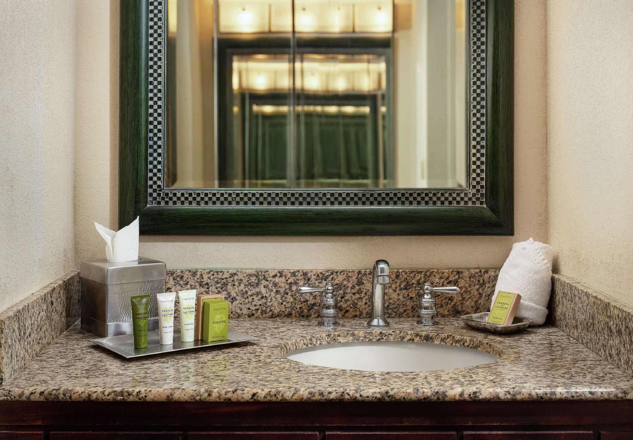2 QN DLX MOBILITY ACCESS W/ ROLL IN SHOWER