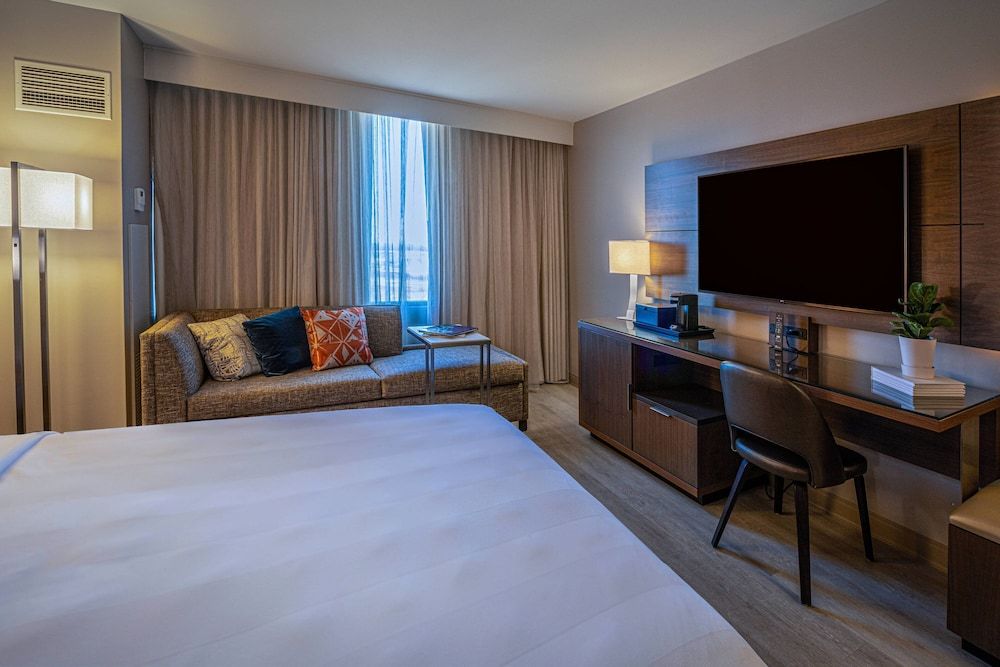Club Room, 1 King Bed with Sofa bed (Mobility Accessible, Tub)