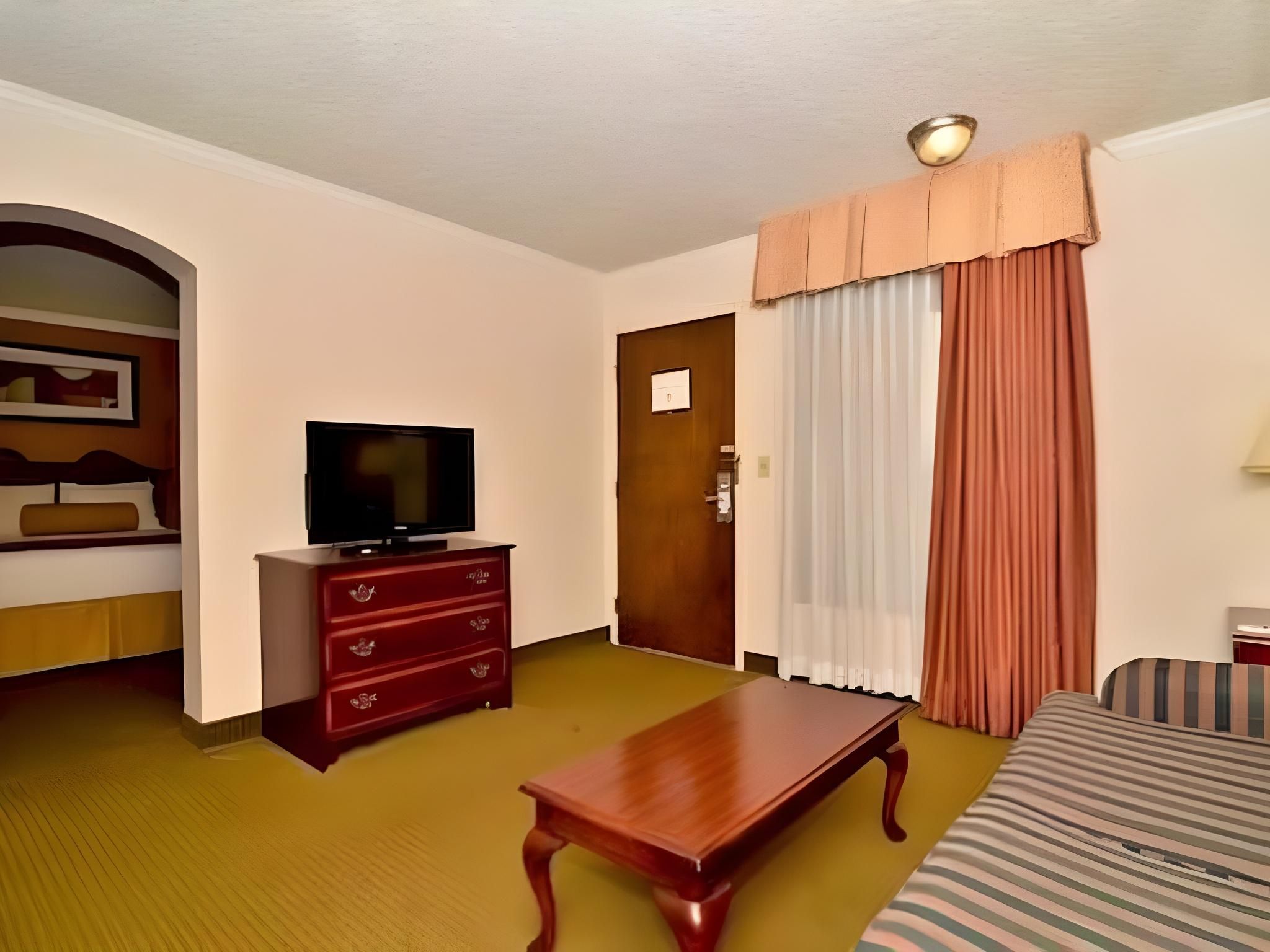 1 Queen Bed, Nonsmoking, Refrigerator