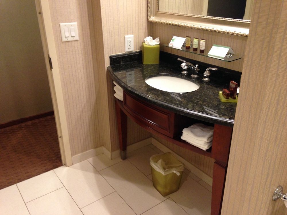 Town & Country Inn and Suites Room, 1 King Bed (Contemporary) 2