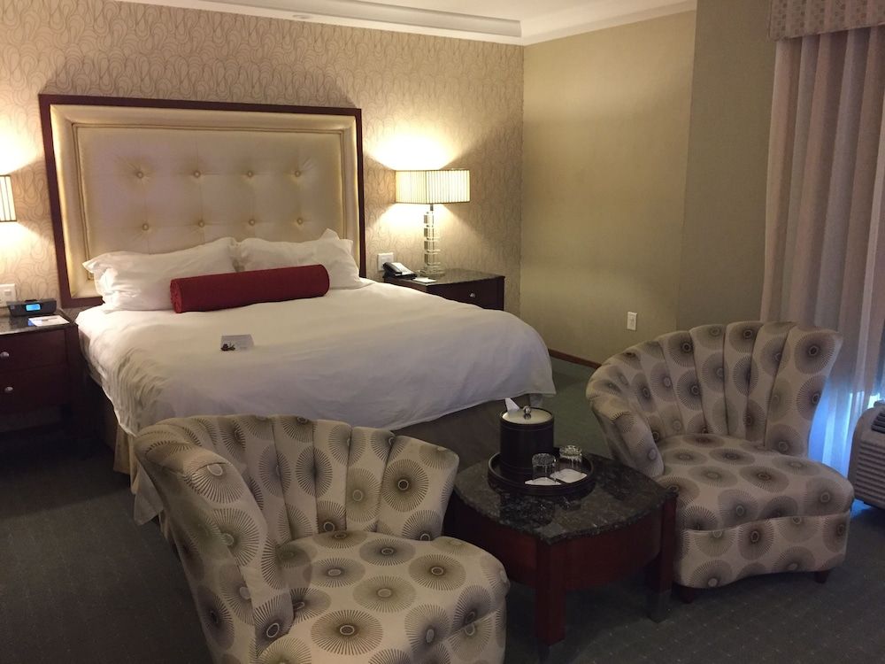 Town & Country Inn and Suites Junior Suite, 1 King Bed (Air Bath)