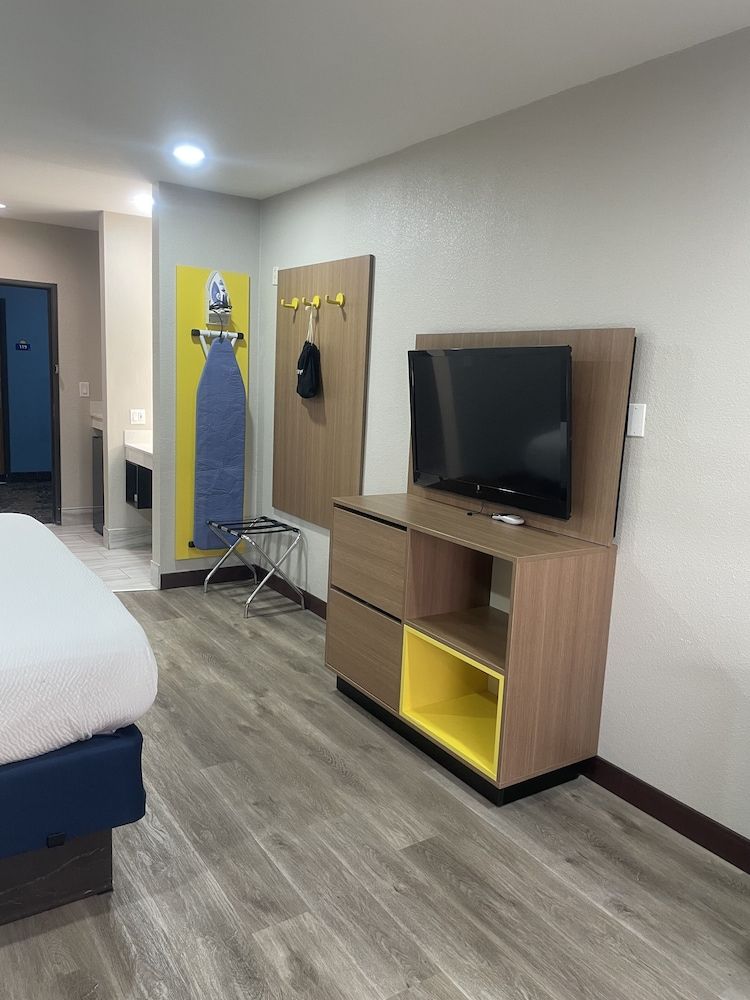 Room, 2 Queen Beds, Accessible, Non Smoking (Roll-In Shower)