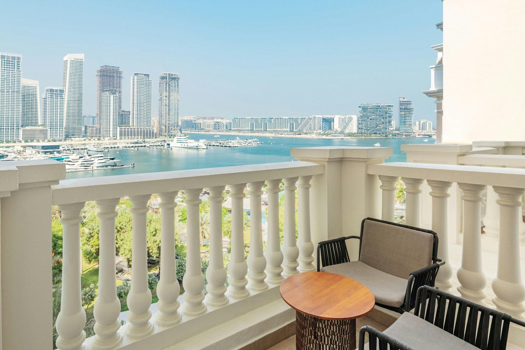 Deluxe Suite Sea View, Club lounge access, 1 Bedroom Suite, 1 King, Sofa bed, Airport Transfer