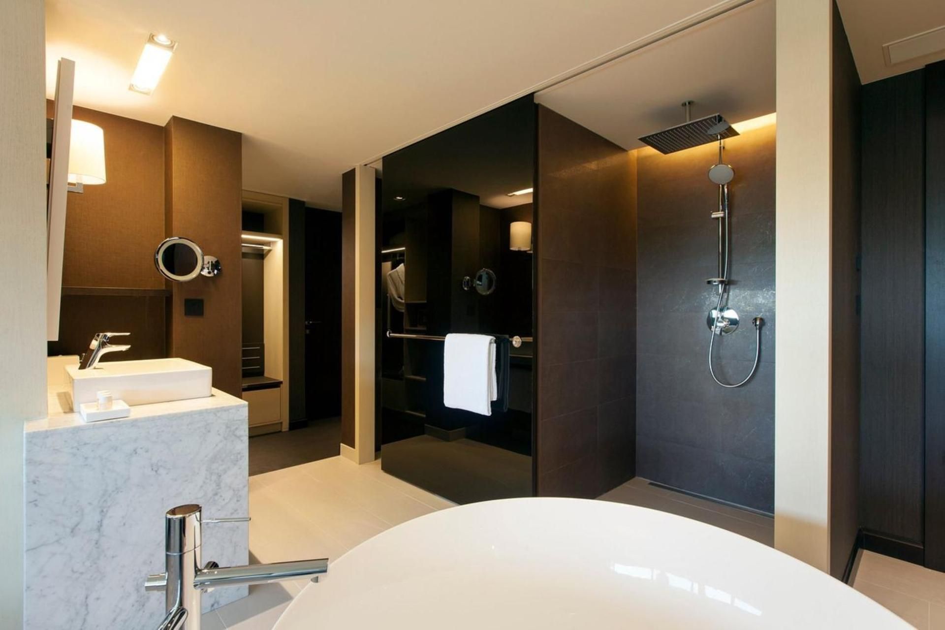 1 King Junior Suite Club Lounge Access