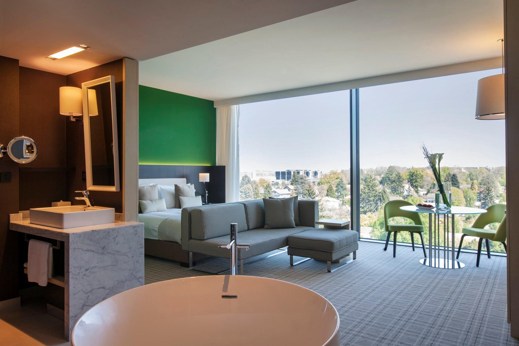 1 King Junior Suite Club Lounge Access