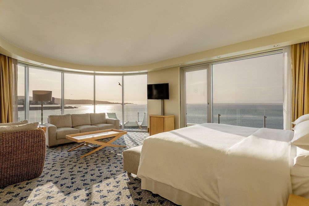 Deluxe Suite, 1 King Bed, Oceanfront