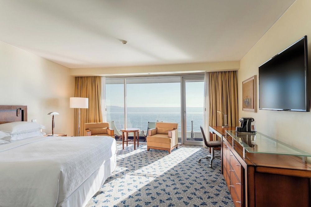 Deluxe Room, 1 Queen Bed, Non Smoking, Balcony (Oceanfront)