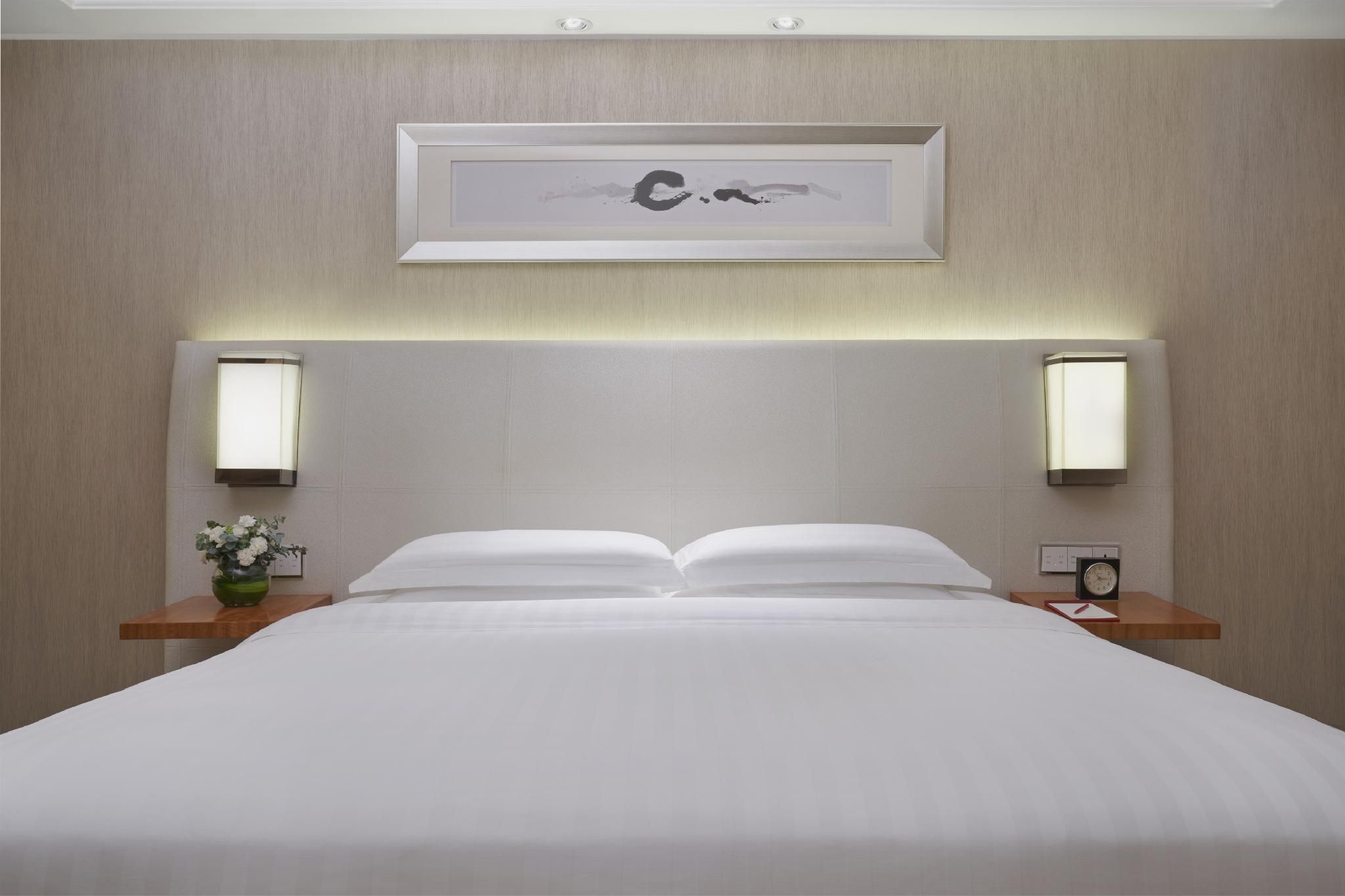 1 King Bed With Club Access