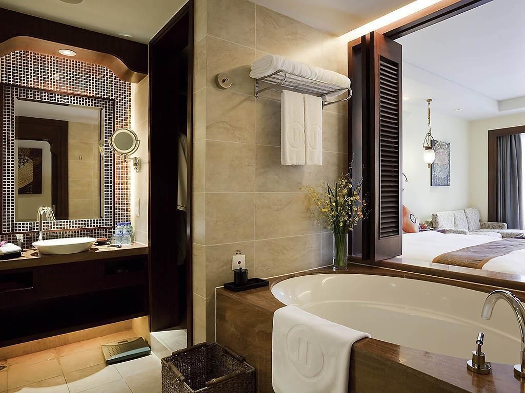 Deluxe Pool View King Bed