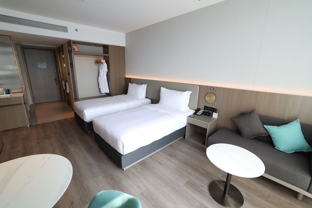 Holiday Inn Shanghai Jing'an by IHG Standard Room 3