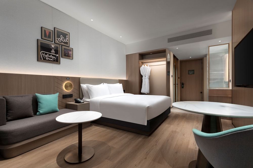 Holiday Inn Shanghai Jing'an by IHG Standard Room 4