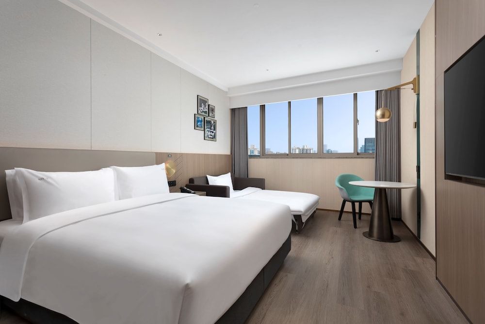 undefined Holiday Inn Shanghai Jing'an by IHG 3