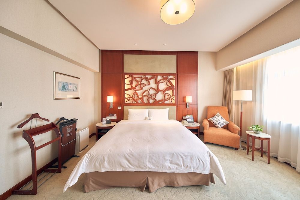 Parkview Hotel Shanghai Superior Room 1 King Bed 3