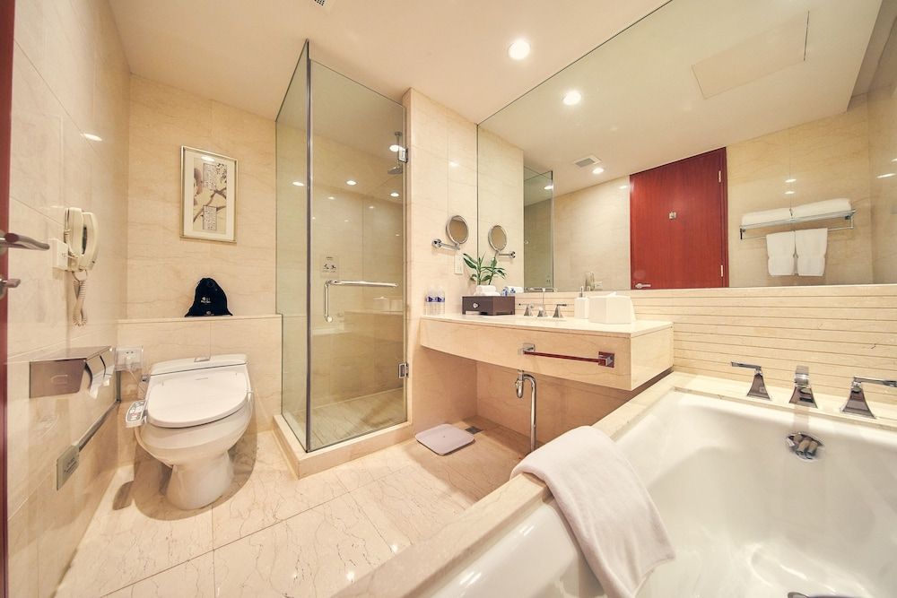 Parkview Hotel Shanghai Deluxe Room 1 King Bed 4