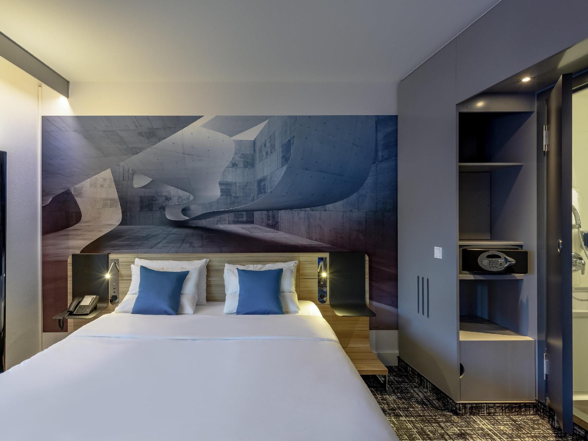 Novotel Suites Berlin City Potsdamer Platz Standard Suite with double bed, single sofa bed, kitchenette ideal for guests with limited 6