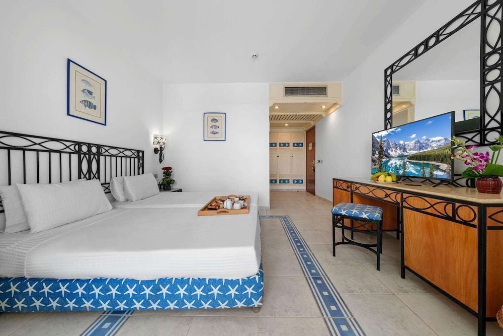 Aquamarine  Queen or Twin Room - Pool View & Garden View