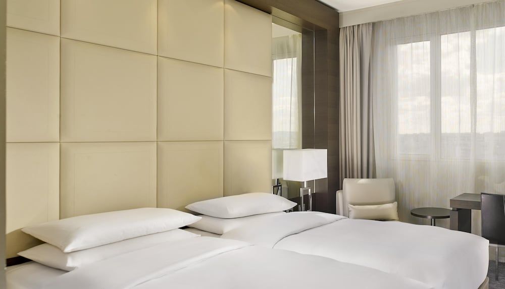 undefined Hyatt Regency Paris Etoile 6