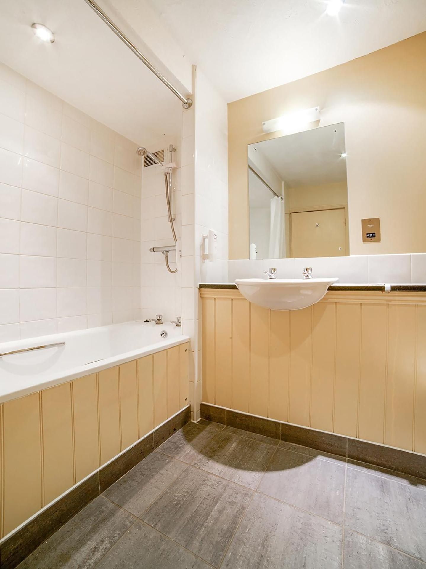 The Bridge House Hotel Standard Twin Room 3