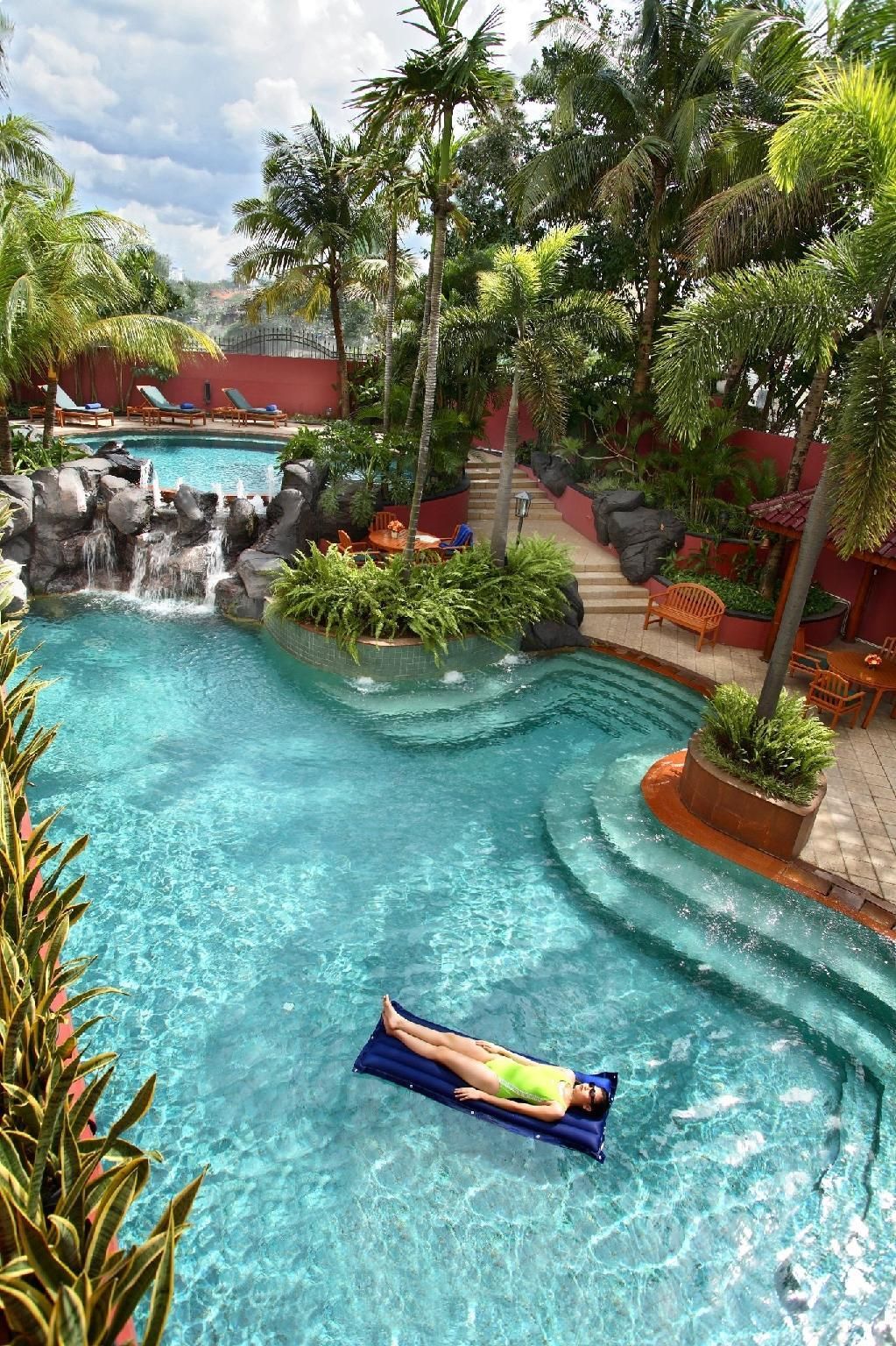 Swimming pool [outdoor]