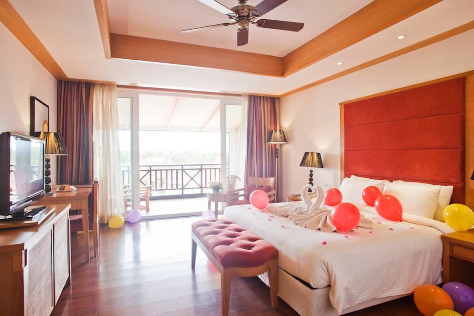 Deluxe Room, 2 Twin Beds, Lake View