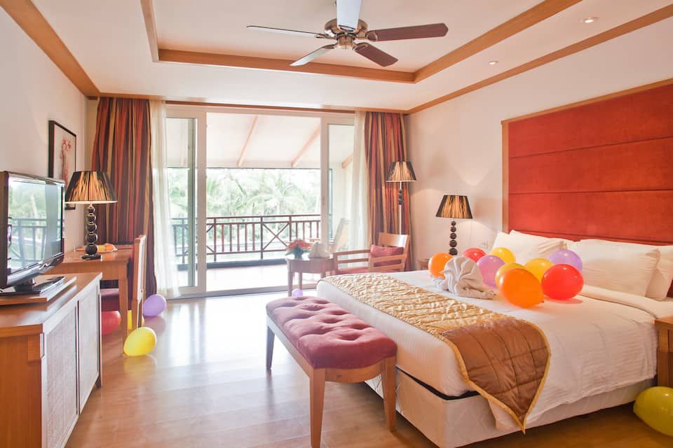 Deluxe Room, 2 Twin Beds, Lake View