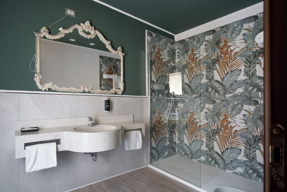 De La Pace, Sure Hotel Collection by Best Western Standard Room, 1 Queen Bed (Twin bed on request) 6