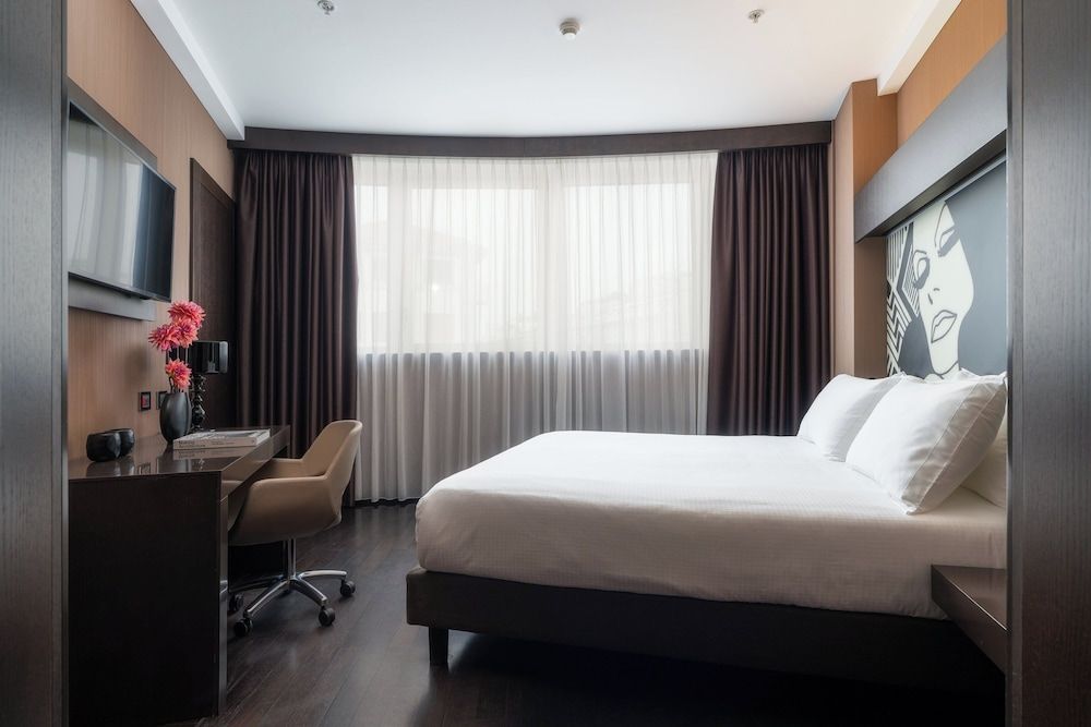 Premium Room, 1 King Bed, Corner