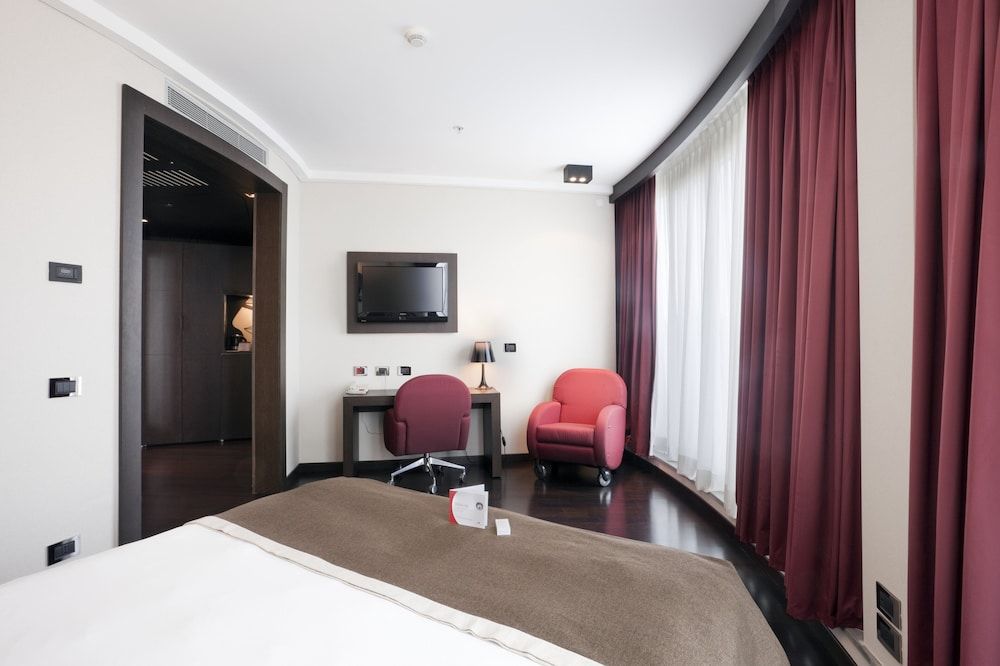 Premium Room, 1 King Bed, Corner