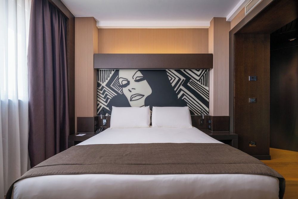 Crowne Plaza Milan City by IHG Classic Room, 1 Queen Bed 3