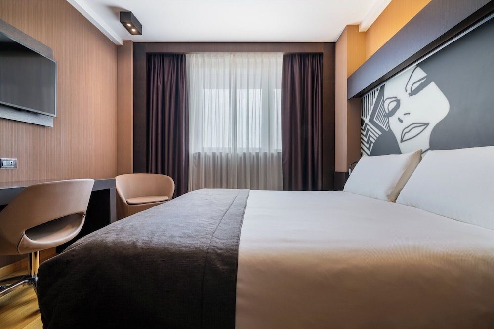 Crowne Plaza Milan City by IHG Classic Room, 1 Queen Bed 2