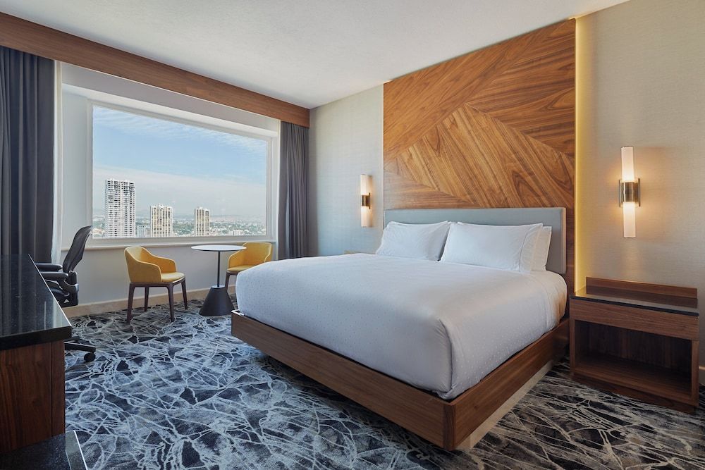 Standard Room (Fiesta Club, 1 King)